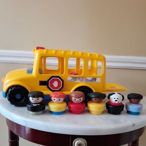 vintage Fisher Price yellow school bus & 6 chunky little people.